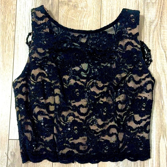Black crop top size 7/8 fits like a Medium - Picture 1 of 4